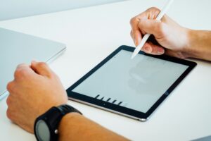 生成AIでジブリ風デザインはどう変わる？業務活用と著作権の最新動向