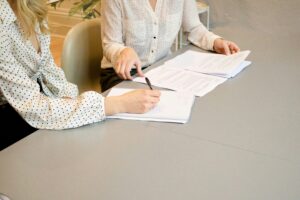 生成AIで議事録はどう変わる？無料活用と業務効率化の秘訣