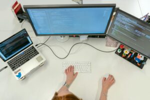 無料の最新生成AIで業務はどう変わる？導入メリットと活用事例