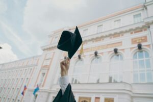 『生成AIパスポート』や海外大学の発行する、生成AIに関連する資格を紹介。