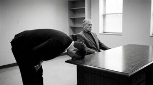 LLMの忖度（sycophancy）はなぜ起きる？原因と対策を徹底解説